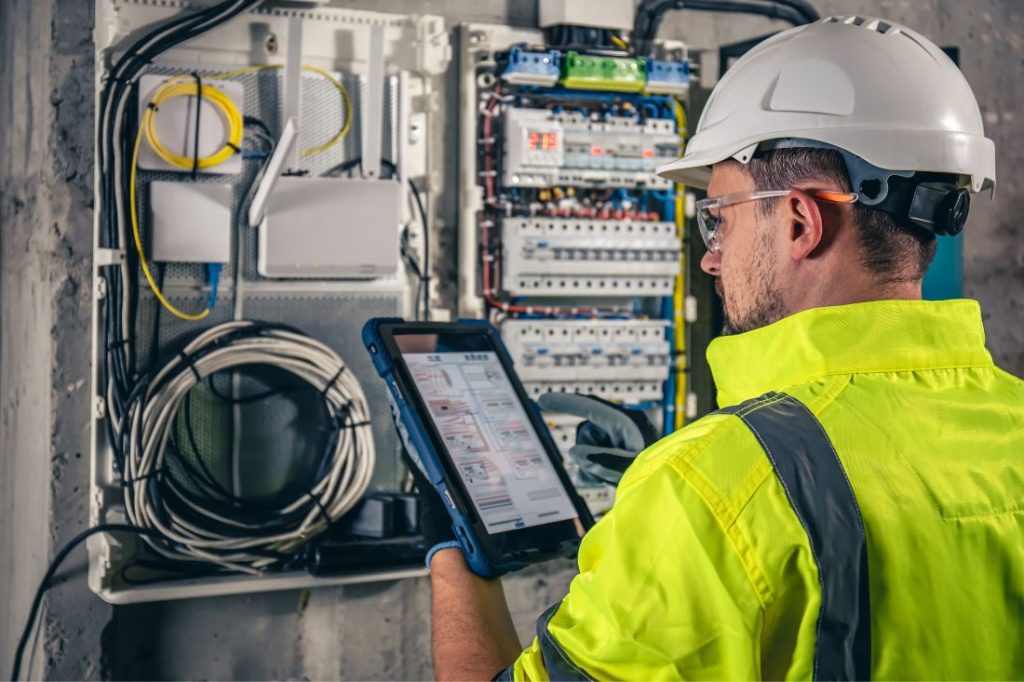 Imagem: Colaboradores treinados e equipados com EPIs, refletindo a cultura de segurança elétrica conforme a NR10. Proteção em cada detalhe, conformidade em cada procedimento.