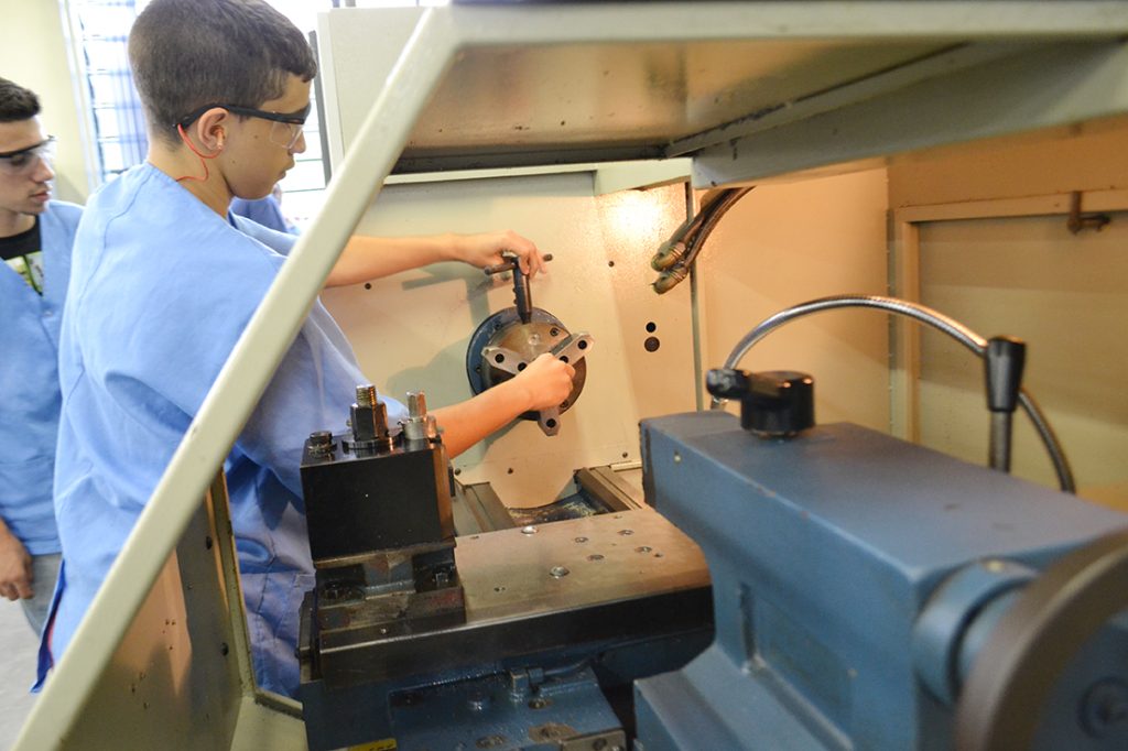 Operador fixando peça em um torno para evitar acidente